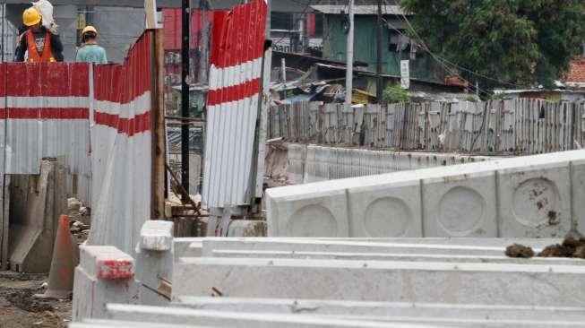 Pembangunan underpass Matraman-Salemba di Jakarta Pusat, Senin (18/12).