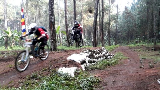 Aksi JournalistMTB Jelajah Bromo di Trek Dingklik- Tutur Welang. (suara.com/Dwi Bowo Raharjo)