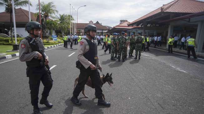 Anggota polisi unit K-9 berjaga di Terminal Domestik saat dimulainya posko terpadu untuk liburan Natal dan Tahun Baru 2018 di Bandara Ngurah Rai, Bali, Senin (18/12).