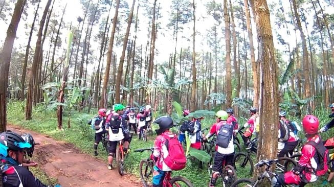 Aksi JournalistMTB Jelajah Bromo di Trek Dingklik- Tutur Welang. (suara.com/Dwi Bowo Raharjo)