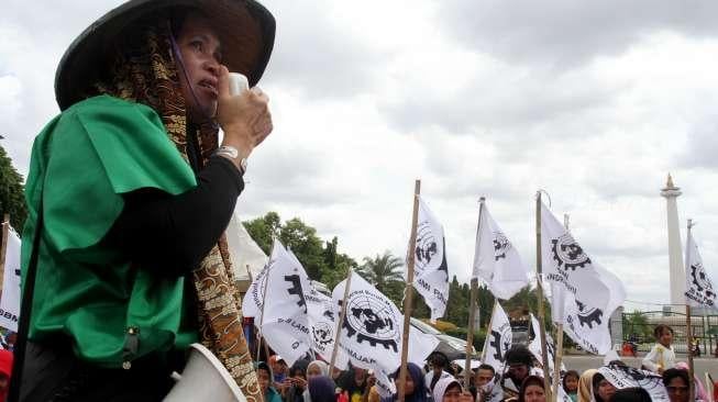 Sejumlah elemen buruh melakukan aksi memperingati Hari Buruh Migran Internasional di depan Istana, Jakarta, Senin (18/12).