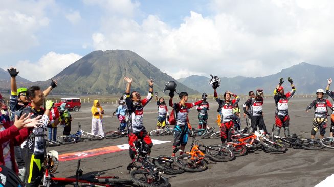 Aksi JournalistMTB Jelajah Bromo di Trek Dingklik-Tutur Welang