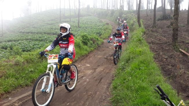 Aksi JournalistMTB Jelajah Bromo di Trek Dingklik- Tutur Welang. (suara.com/Dwi Bowo Raharjo)