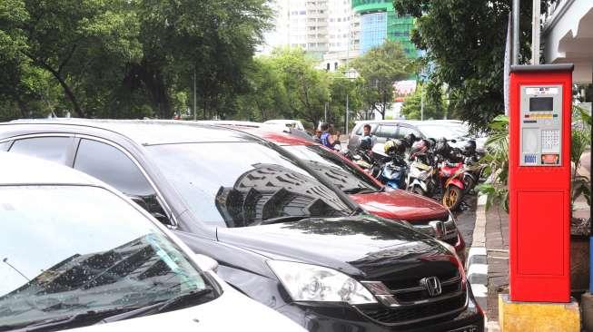 Parkir elektronik di kawasan Harmoni, Jakarta, Selasa (19/12).