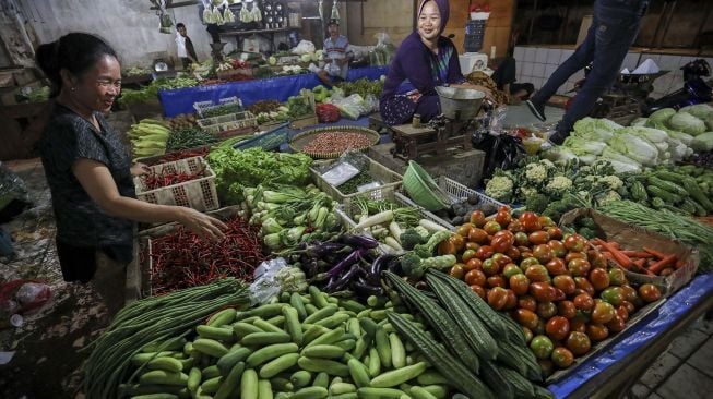 Pedagang sembako di Pasar Patra, Tanjung Duren, Jakarta, Selasa (19/12). 