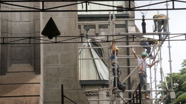 Renovasi Gereja Katedral di Jakarta, Selasa (19/12).