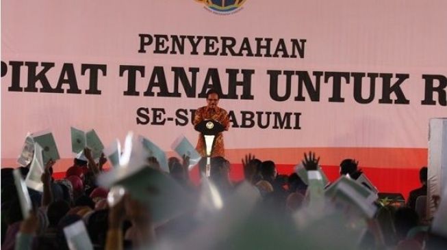 Presiden Bagikan 5.500 Sertifikat Tanah di Sukabumi