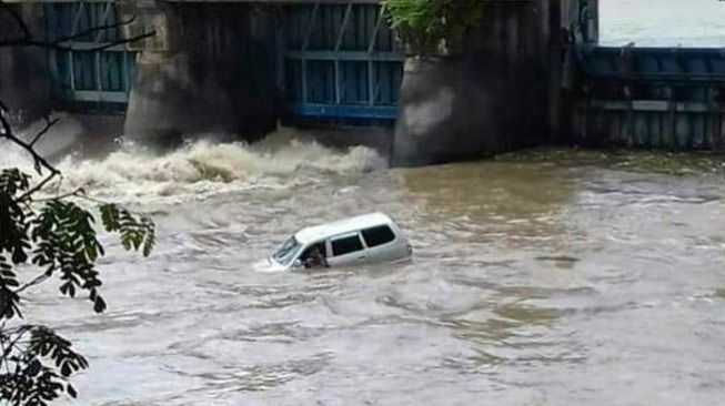 Mobil Hanyut Saat Parkir Dekat Bibir Sungai, Penumpang Perempuan Hilang