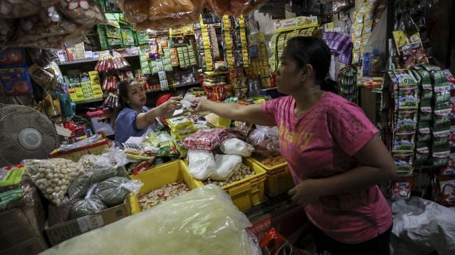 Pedagang sembako di Pasar Patra, Tanjung Duren, Jakarta, Selasa (19/12). 