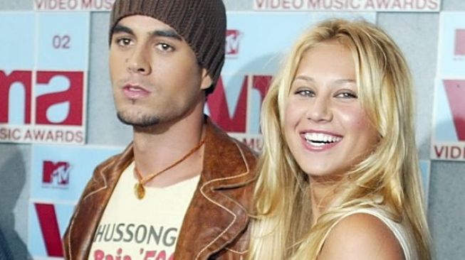 Mantan bintang tenis dunia, Anna Kournikova, bersama kekasihnya Enrique Iglesias. [AFP/Don Emmert]