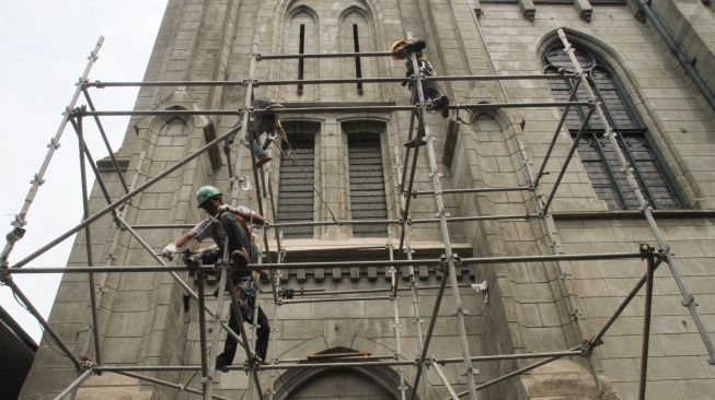 Renovasi Gereja Katedral di Jakarta, Selasa (19/12).