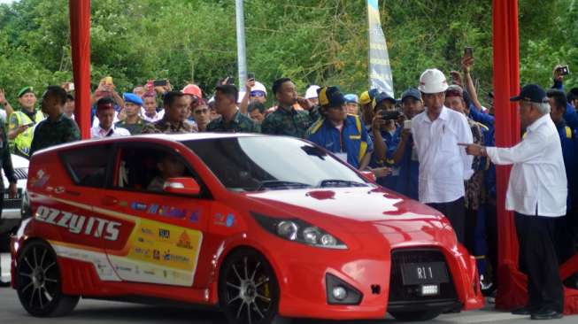 Presiden Jokowi Kendarai Mobil Listrik Buatan ITS 