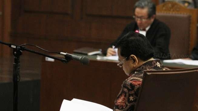 Terdakwa korupsi e-KTP Setya Novanto menjalani sidang pembacaan eksepsi atau nota keberatan di Pengadilan Tipikor Jakarta,Rabu (20/12).