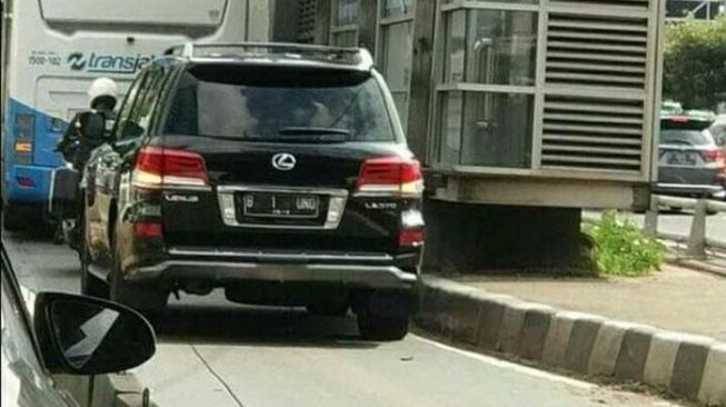 Ini Identitas Pemilik Mobil Lexus B 1 UNO yang Terobos Busway