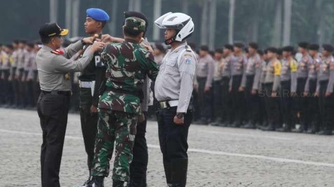 Apel Pasukan Operasi Lilin-2017 di Monumen Nasional (Monas), Jakarta, Kamis (21/12).