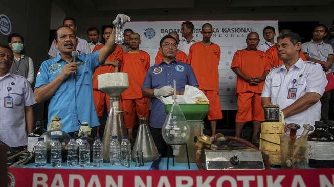 Deputi Pemberantasan Badan Narkotika Nasional (BNN) Irjen Pol. Arman Depari merilis tersangka beserta barang bukti kasus pengungkapan pabrik narkotika ilegal (Clendestine Laboratory) sabu cair di Diskotek MG Club Internasional, di Jakarta, Kamis (21/12).