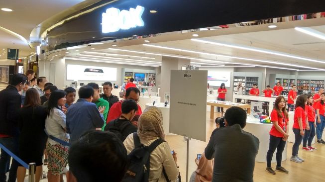 Pembeli pertama iPhone X di iBox Jakarta, Jumat (22/12/2017). [Suara.com/Insan Akbar Krisnamusi]