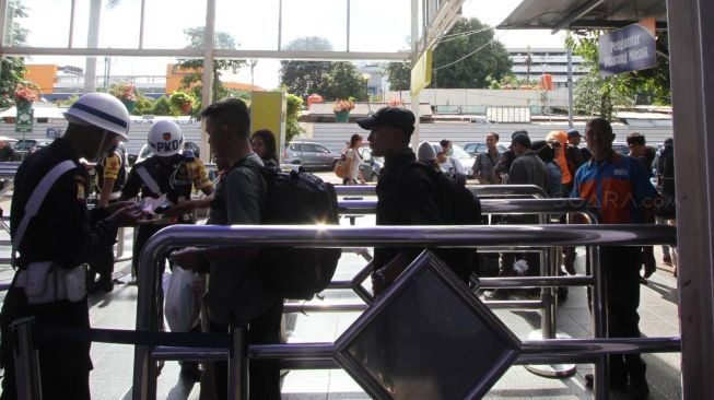 Suasana Stasiun Pasar Senen, Jakarta, Jumat (22/12).