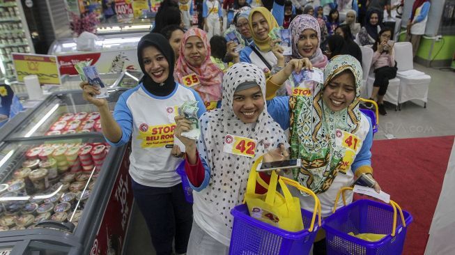 Sejumlah ibu-ibu rumah tangga mengikuti lomba berbelanja makanan bernutrisi lengkap di salah satu pasar swalayan di kawasan Pejaten Village, Jakarta, Jumat (22/12).