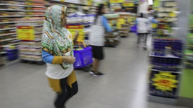 Sejumlah ibu-ibu rumah tangga mengikuti lomba berbelanja makanan bernutrisi lengkap di salah satu pasar swalayan di kawasan Pejaten Village, Jakarta, Jumat (22/12).