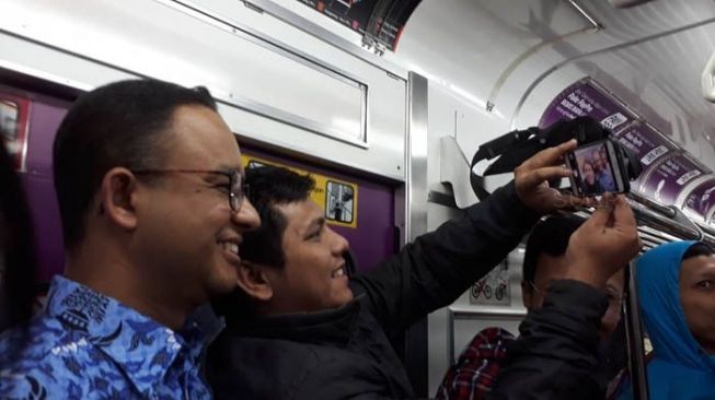 Naik KRL Penuh Penumpang, 10 Orang Ajak Anies 'Foto Selfie'