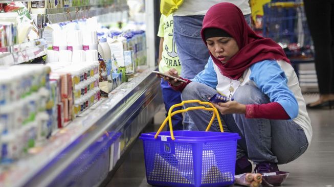 Sejumlah ibu-ibu rumah tangga mengikuti lomba berbelanja makanan bernutrisi lengkap di salah satu pasar swalayan di kawasan Pejaten Village, Jakarta, Jumat (22/12).