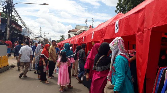 Pemerintah Provinsi DKI Jakarta resmi memberlakukan penataan kawasan Tanah Abang tahap pertama atau jangka pendek, Jumat (22/12/2017). (suara.com/Ummi Hadyah Saleh)