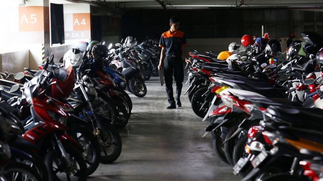 Tempat parkir di salah satu pusat perbelanjaan di Jakarta, Sabtu (23/12). 