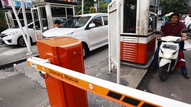 Tempat parkir di salah satu pusat perbelanjaan di Jakarta, Sabtu (23/12). 