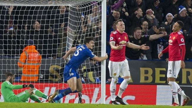 Pemain Leicester City Harry Maguire menjebol gawang MU yang dikawal David De Gea [AFP]