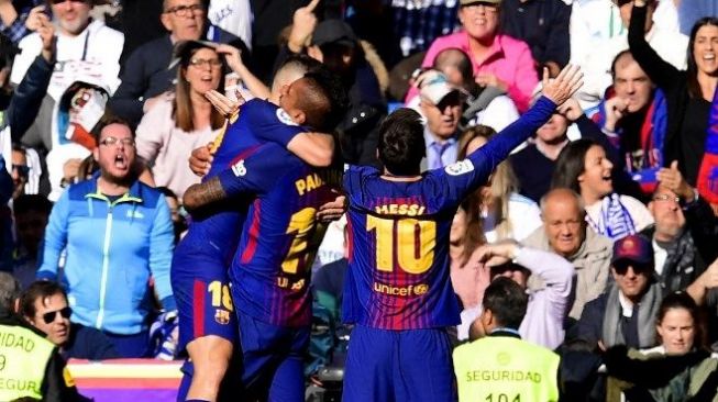 Pemain Barcelona Lionel Messi menyapa fans usai menjebol gawang Real Madrid [AFP]