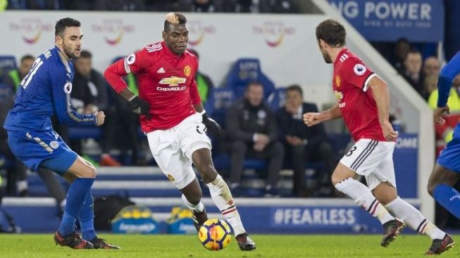 Gelandang Manchester United Paul Pogba melewati pemain Leicester City [AFP]