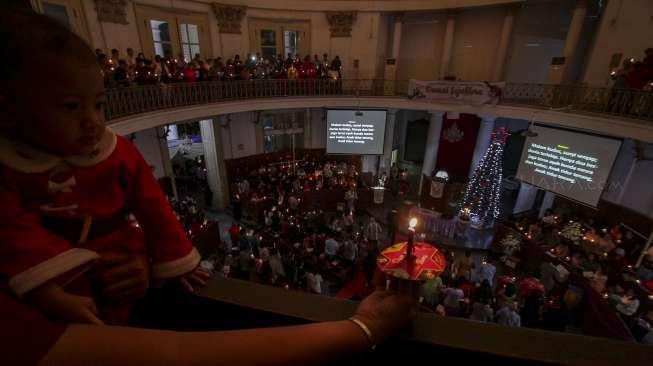 Umat Kristiani mengikuti Misa Natal di Gereja Protestan Indonesia Barat (GPIB) Immanuel Jakarta, Minggu (24/12/2017) malam. [Suara.com/Kurniawan Mas'ud]