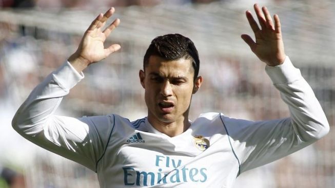 Pemain Real Madrid Cristiano Ronaldo terlihat kesal setelah gagal menjebol gawang Barcelona [AFP]
