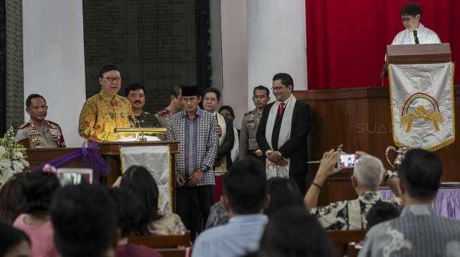 Mendagri Tjahjo Kumolo saat berbicara di depan umat Kristiani yang mengikuti Misa Natal di Gereja Protestan Indonesia Barat (GPIB) Immanuel Jakarta, Minggu (24/12/2017) malam. [Suara.com/Kurniawan Mas'ud]