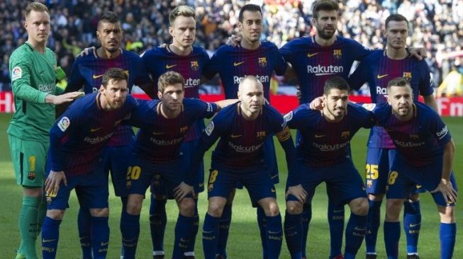 Pemain Barcelona berpose jelang laga kontra Real Madrid di Santiago Bernabeu [AFP]