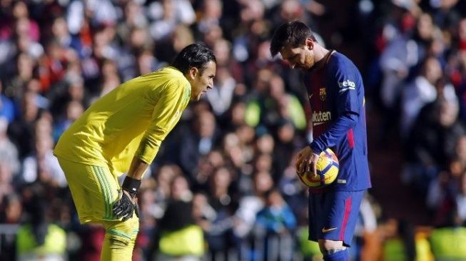 Pemain Barcelona Lionel Messi (kanan) berbincang dengan penjaga gawang Real Madrid Keylor Navas sebelum mengeksekusi penalti [AFP]