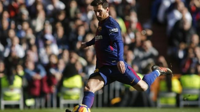 Lionel Messi mencetak gol ke gawang Real Madrid lewat titik penalti [AFP]