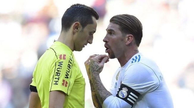 Kapten Real Madrid Sergio Ramos melayangkan protes pada wasit [AFP]