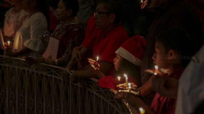 Umat Kristiani saat mengikuti Misa Natal di Gereja Protestan Indonesia Barat (GPIB) Immanuel Jakarta, Minggu (24/12/2017) malam. [Suara.com/Kurniawan Mas'ud]