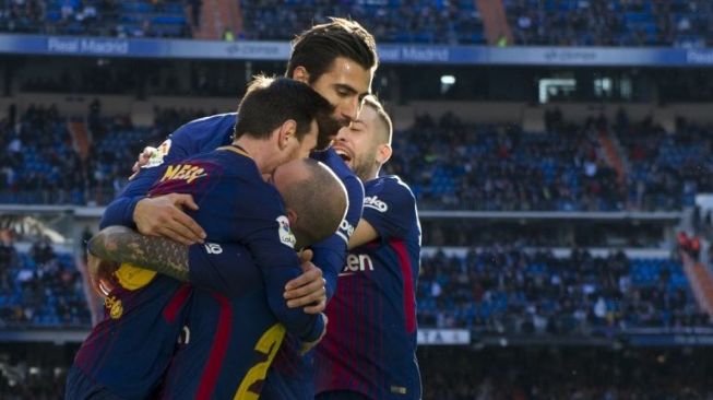 Pemain Barca rayakan gol Lionel Messi ke gawang Real Madrid dalam laga yang berlangsung di Santiago Bernabeu [AFP]