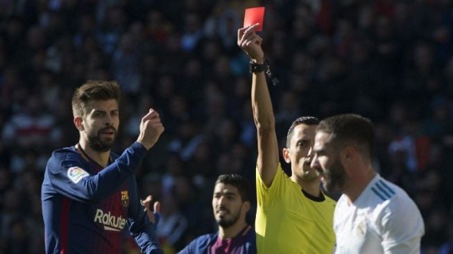 Pemain Real Madrid Dani Carvajal diganjar kartu merah oleh wasit dalam laga el Clasico [AFP]
