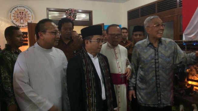 Tim Unit Kerja Presiden Pembinaan Ideologi Pancasila yang diketuai Yudi Latief mengunjungi Gereja Katedral [suara.com/Erick Tanjung]