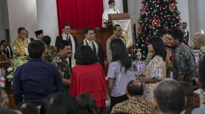 Kehadiran sejumlah pejabat di tengah umat Kristiani yang mengikuti Misa Natal di Gereja Protestan Indonesia Barat (GPIB) Immanuel Jakarta, Minggu (24/12/2017) malam. [Suara.com/Kurniawan Mas'ud]