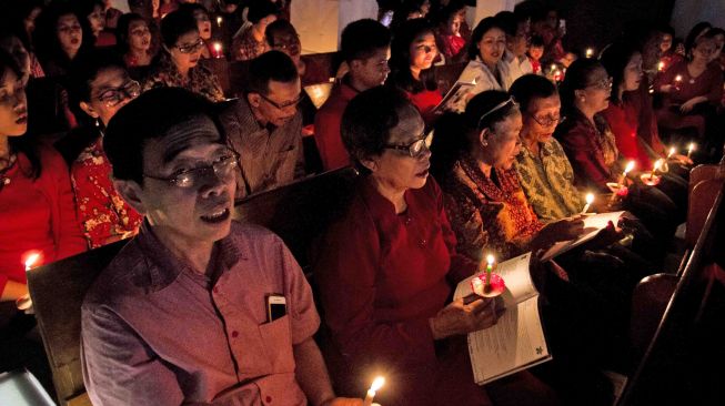 Umat kristen memanjatkan doa saat mengikuti ibadah Misa Malam Natal di Gereja Kristen Jawa (GKJ) Manahan, Solo, Jawa Tengah, Minggu (24/12). 