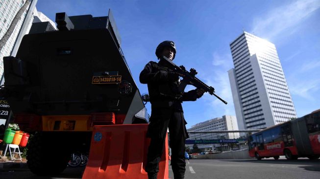 Anggota Brimob berjaga di kawasan Bundaran HI, Jakarta Pusat, Senin (25/12). 