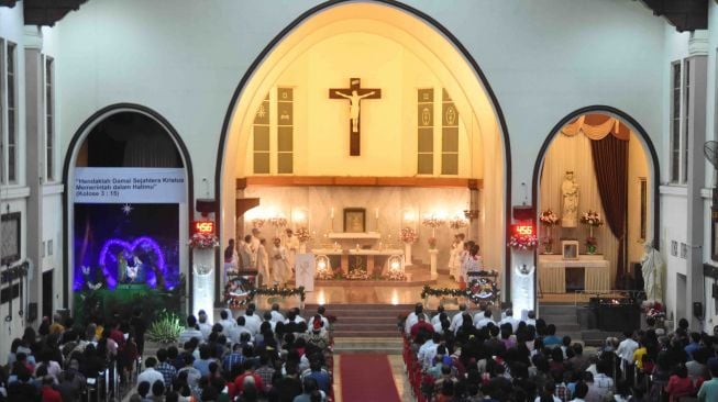 Misa Natal di Gereja Katedral Hati Kudus Yesus Surabaya, Jawa Timur, Minggu (24/12). 