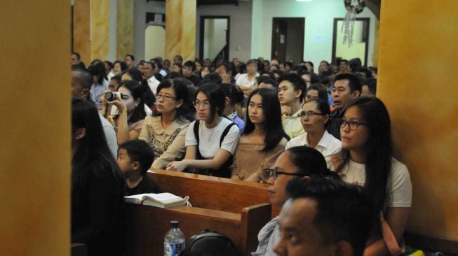 Umat Kristiani mengikuti prosesi Misa Malam Natal di Gereja Hati Kudus, Banda Aceh, Minggu (24/12).