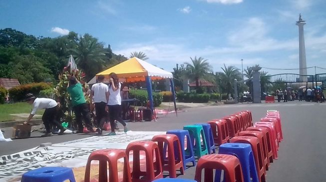 Persiapan ibada GKI Yasmin dan HKBP Filadelfia di depan Istana Merdeka [suara.com/Lili Handayani]