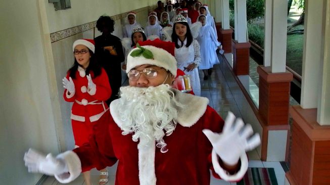 Karyawan RS Elisabeth yang berperan sebagai Sinterklas, Piet Hitam, peri, dan para pengiringnya berkeliling rumah sakit untuk mengunjungi pasien yang tengah dirawat, saat perayaan Natal di RS Elisabeth Semarang, Jawa Tengah, Senin (25/12). 